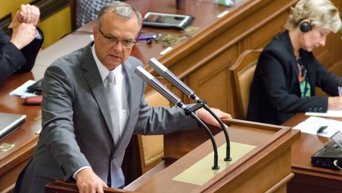 Kalousek tepe vládu: 14 zákonů, které omezují naší svobodu