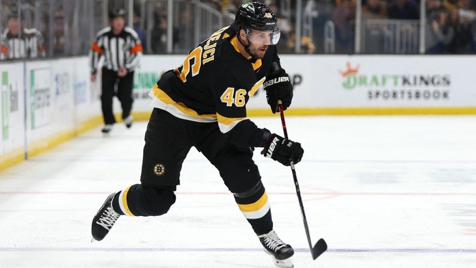 Je legendou Bruins a dnes ukázal proč, chválil trenér Krejčího po tisícím zápase