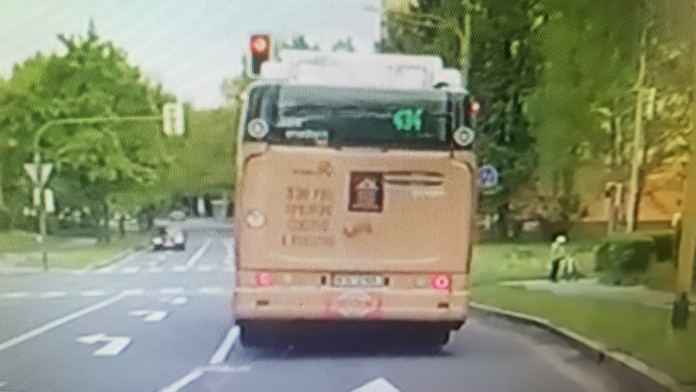 Řidič MHD jel na červenou! Ohrozil cestující, nebo se to dá tolerovat?