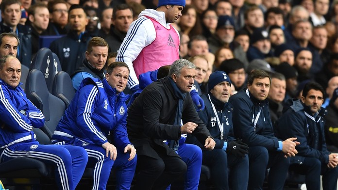 V Chelsea to vře! Mourinho posadil Costu, ten po něm hodil dres