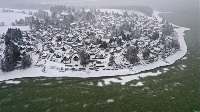 Lipno pokryl zelený led. Neobvyklý jev překvapil i odborníky