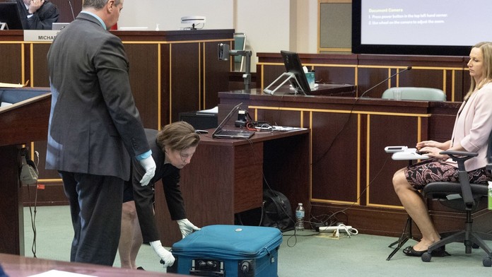 Byla to podle soudu vražda. Ženě, která zavřela přítele do kufru, hrozí doživotí