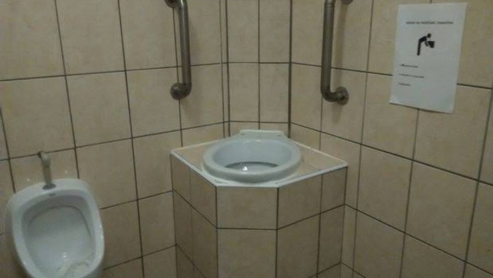 O Česku se zase píše v zahraničí! Fotka ze záchodu dobyla svět