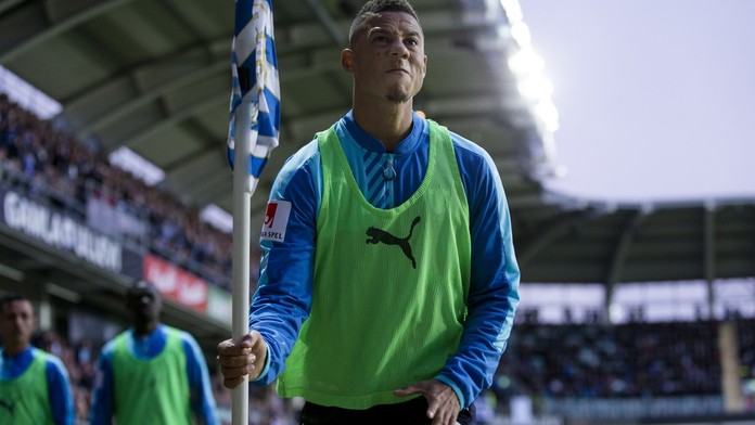 Fanoušci házeli dělobuchy, fotbalista po nich vrhnul praporek!
