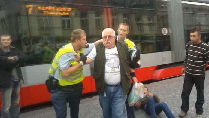 Rvačka Frištenského na Andělu: Soud potrestal ženu, která praštila strážníka