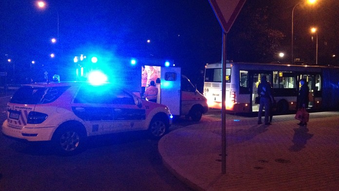 Invalida omdlel v MHD, život mu zachránil strážník v civilu