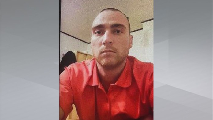 Policie pátrá po nebezpečném cizinci. Nesnažte se ho sami zadržet, varuje