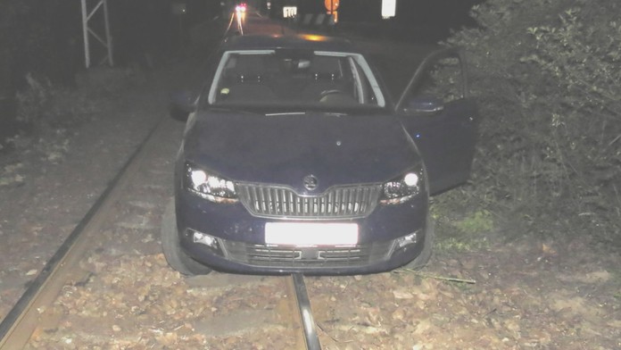 Auto při nehodě vylétlo na koleje, místo vlaků vyjely autobusy