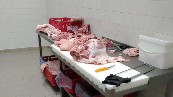 Veterináři zavřeli bourárnu v Trutnově. Načerno se tam zpracovávalo maso