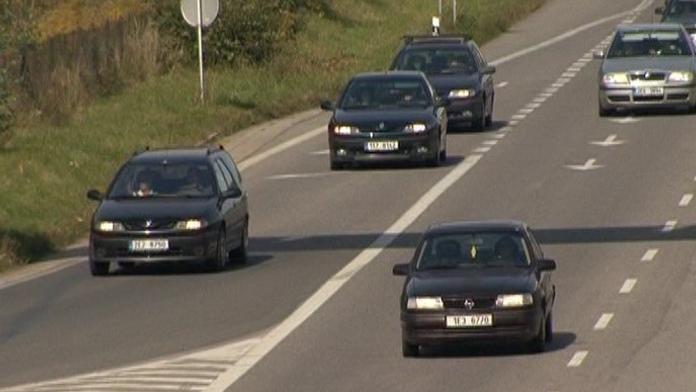VIDEO: Počet aut v ČR stále roste, minulý rok byl rekordní