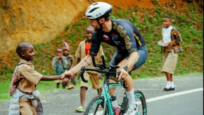 Čech přepsal světové rekordy! Přeplaval jezero, zdolal hory a tři dny běžel přes Rwandu