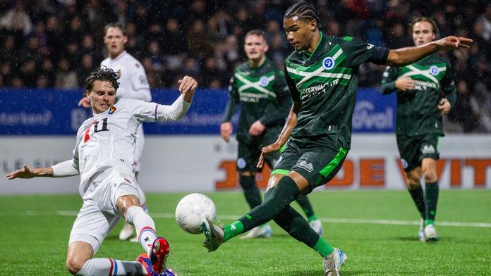 Yannick Eduardo (vpravo) v dresu De Graafschapu, kde hostuje z Lipska