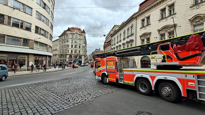 V pražském divadle vypukl požár. Stovky evakuovaných, pět lidí si převzali záchranáři