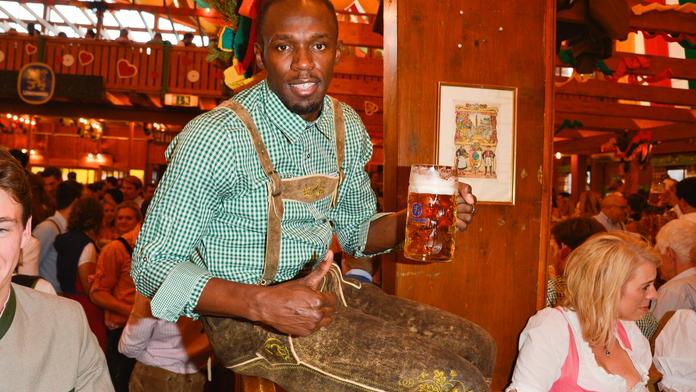 Takhle ho neznáte! Bolt si dal na Oktoberfestu pivo a taneček!
