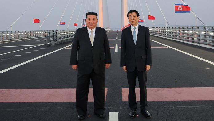 Kim se po zvěstech o smrti nečekaně objevil na veřejnosti. Odcestoval z KLDR