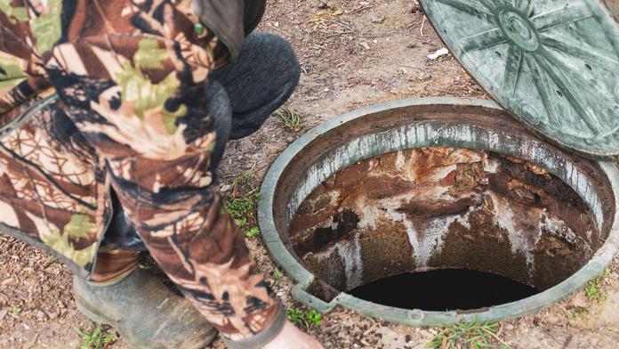 Rodinná tragédie na prasečí farmě. Otec, syn a dědeček se utopili v septiku