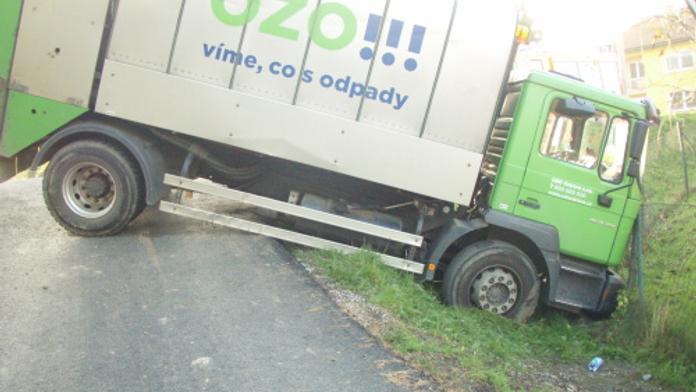 FOTO: Popeláři zakotvili v příkopu, vyprostil je až jeřáb