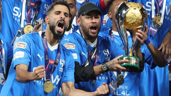 S fotbalisty Al Hilalu slavil i zraněný Neymar (uprostřed)
