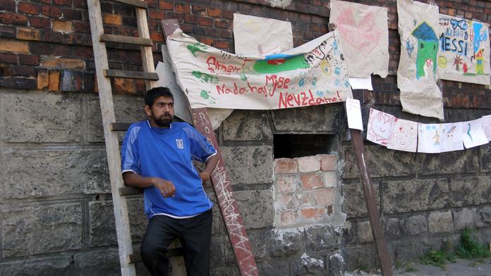 Romům z Ostravy dál hrozí exekuce, jímky by si ale prý vykopali sami