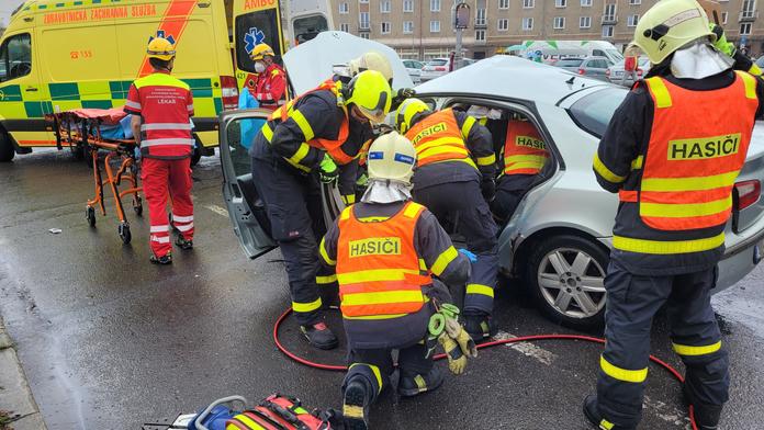 Při nehodě v Havířově se zranilo šest lidí. Jeden zůstal zaklíněný v autě