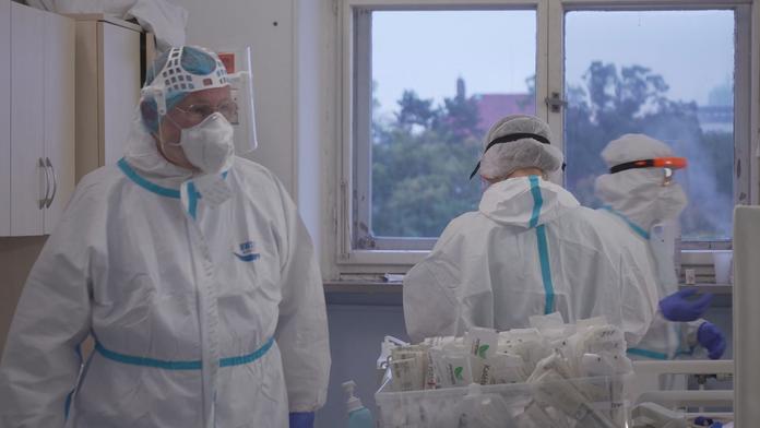 Zdravotníci makají nadoraz. Stát jim ale nedá ani o korunu víc než na jaře
