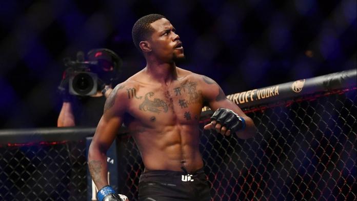 UFC zápasník s kamarádem zneškodnili muže, který střílel v plné restauraci