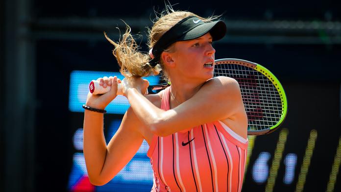 15letá Fruhvirtová debutovala v Charlestonu na okruhu WTA vítězně