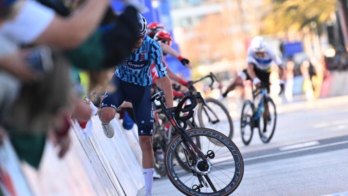 Chaos na trati. Cyklisté špatně odbočili, pak museli lézt přes plot
