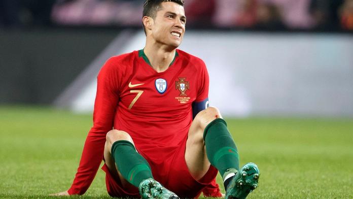 Ronaldo byl k smíchu! Vykopl drn, skácel se a chtěl penaltu. VIDEO