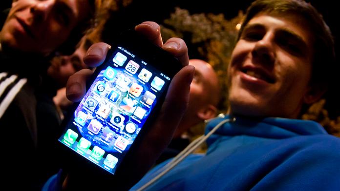 Podvodníci vylákali z nic netušících lidí peníze, přes SMS zprávy jim lidé dobíjeli kredit