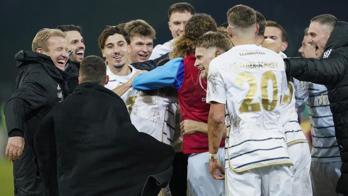 Fotbalisté Saarbrückenu oslavují postup v DFB Pokalu
