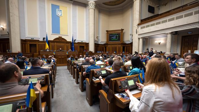 Mimořádná událost v ukrajinském parlamentu. Desítky poslanců zkolabovaly