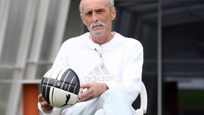 Zemřel legendární fotbalista Sloup. Van Bastenovi roztrhl čelo