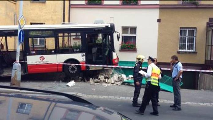 NEŠTĚSTÍ: Autobus v Praze naboural do zastávky! Několik lidí se zranilo