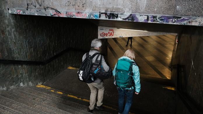 První dojem z Prahy? Turisty vítá špína, feťáci a zápach moči