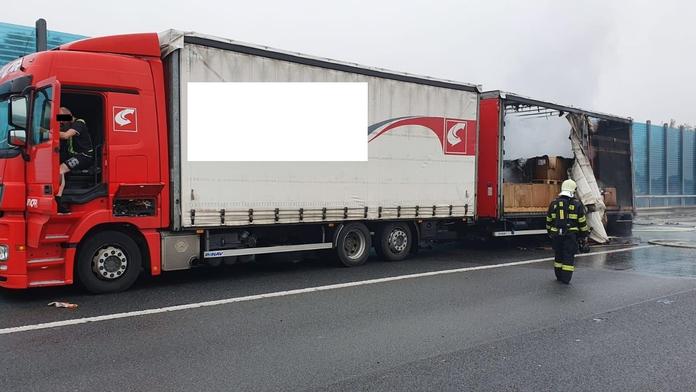 Na Pražském okruhu vzplál náklaďák s přívěsem, jeden zraněný! FOTO