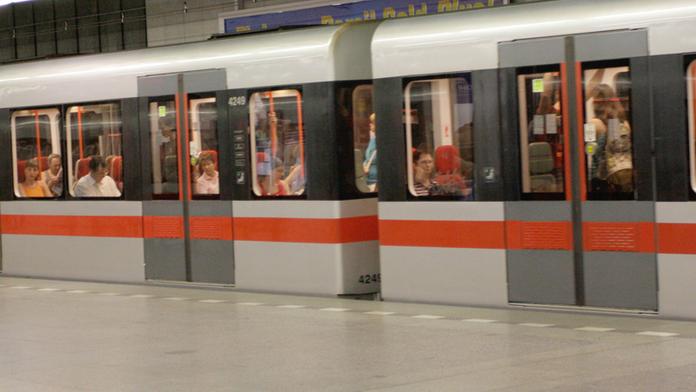 Na trase metra A jezdí vlaky už 30 let