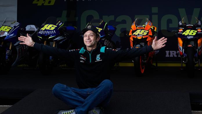 Legenda na trati nekončí. Valentino Rossi bude nadále závodit