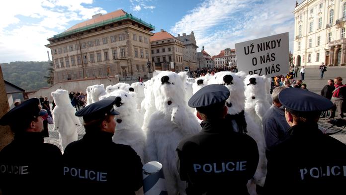 "Medvědi" na Hradě podporovali Klause. Prý byli zaplacení