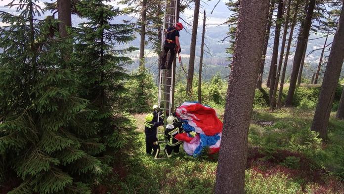 Poryv větru odhodil paraglidistu mezi stromy, zůstal viset vysoko v korunách!