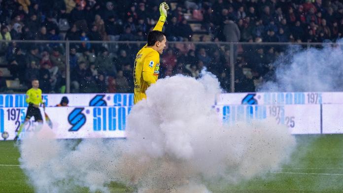 Tvrdý distanc pro fanoušky Interu. Pykají za vhozenou petardu na brankáře