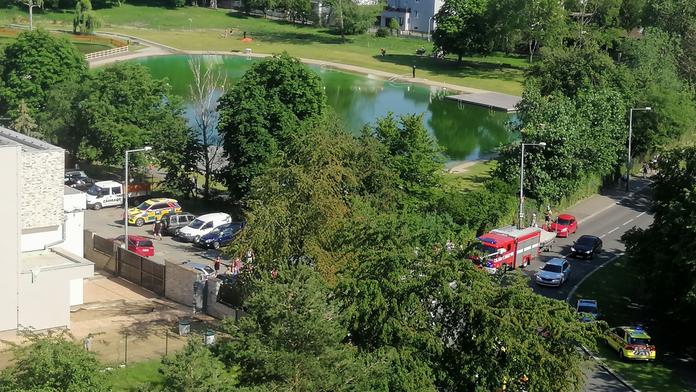 Na pražském koupališti se utopil muž, policie celý areál vyklidila