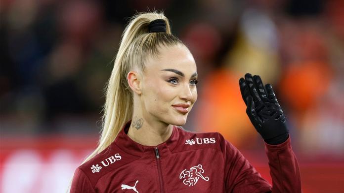 Nejvíc sexy fotbalistku opět vykradli. Ta si z toho dělá legraci
