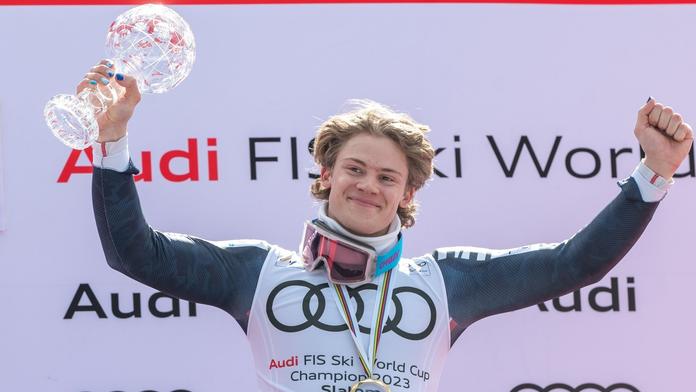 Lyžař Lucas Braathen s malým křišťálovým glóbem pro vítěze bodování slalomu