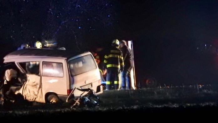 Při čelní srážce dvou aut zemřel člověk, další dva jsou zranění
