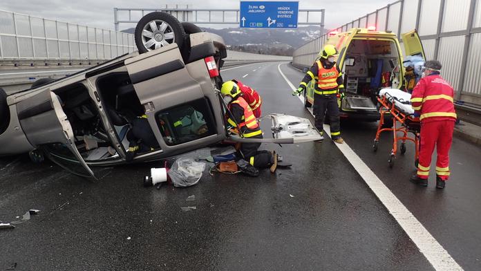 Při srážce dvou aut v Třinci se zranilo pět lidí. Na místo letěl vrtulník