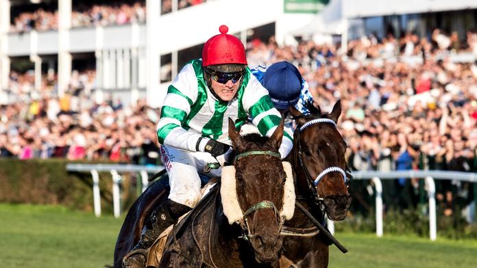 Vážné zranění na Velké pardubické! Žokej Bartoš musí na operaci