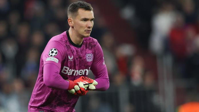 Kovář byl odsunut na pozici trojky. Leverkusen si plácl s novým brankářem