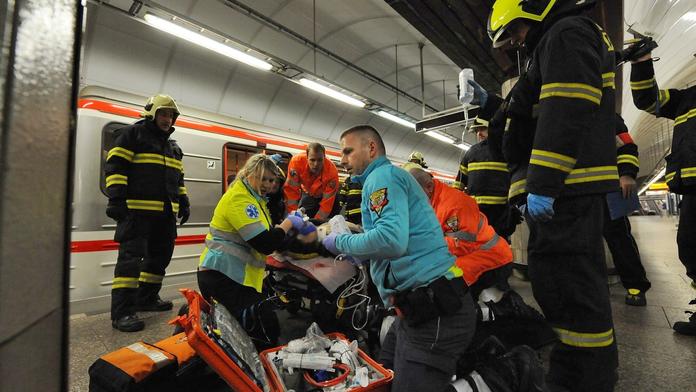 Do kolejiště metra spadl člověk, provoz musel být přerušen