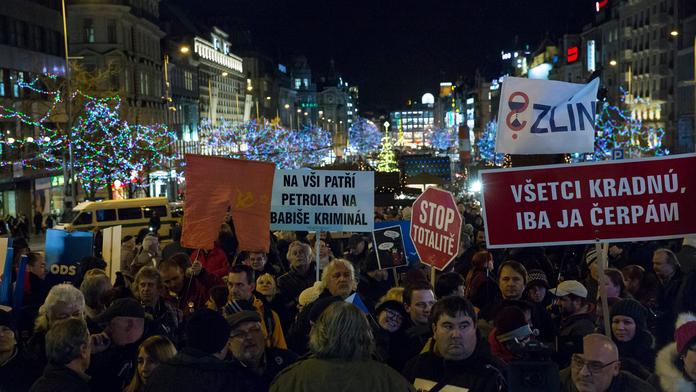 Tisíce lidí došly k Úřadu vlády. Máme toho dost, křičeli na Babiše